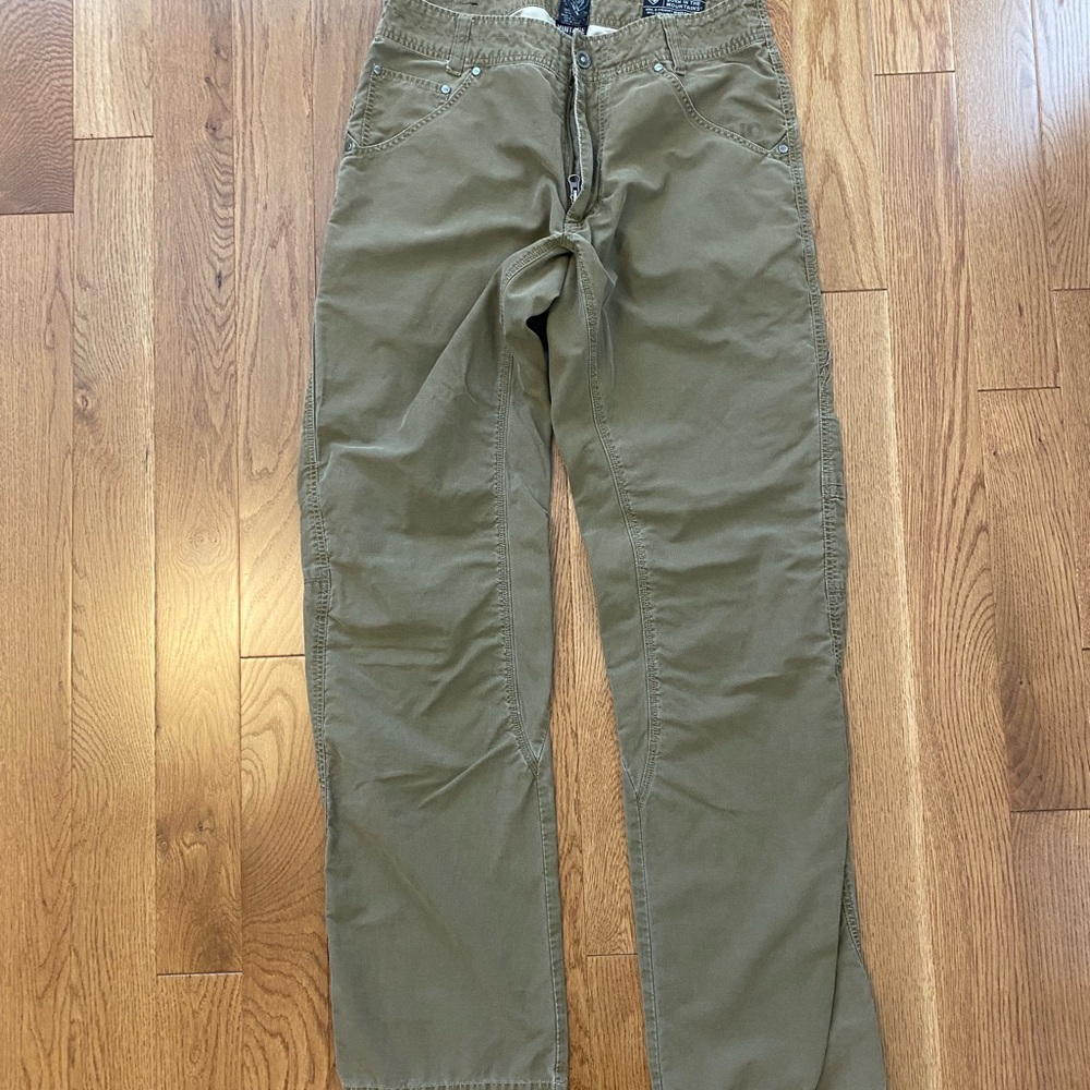 Men’s Kuhl lightweight outdoor pants. Size 33 x 34 in dark Khaki.
